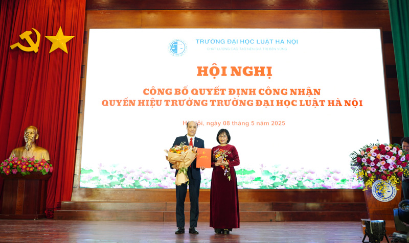 Thứ trưởng Đặng Hoàng Oanh trao Quyết định công nhận Quyền Hiệu trưởng Trường Đại học Luật Hà Nội